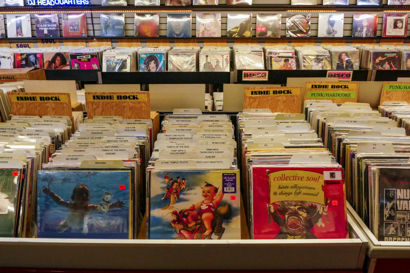 Explorez une collection classique de disques vinyles dans un cadre rétro de magasin de musique.